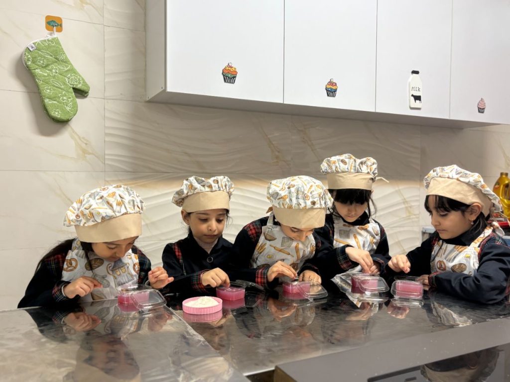 تصویر کارگاه آشپزی در مدرسه