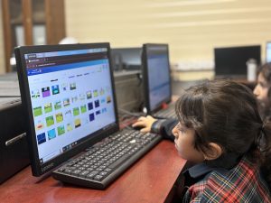 عکس کلاس کد نویسی مدزسه پیشرو