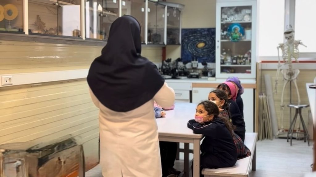 تصویر آزمایشگاه مدرسه پیشرو